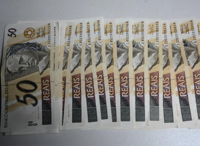 A polícia encontrou uma sacola com 44 cédulas de R$ 50 e uma de R$ 100, totalizando R$ 2,3 mil em notas falsas