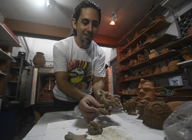 Em seu ateliê Leopoldo Nóbrega mostra uma versão da alegoria na cerâmica 