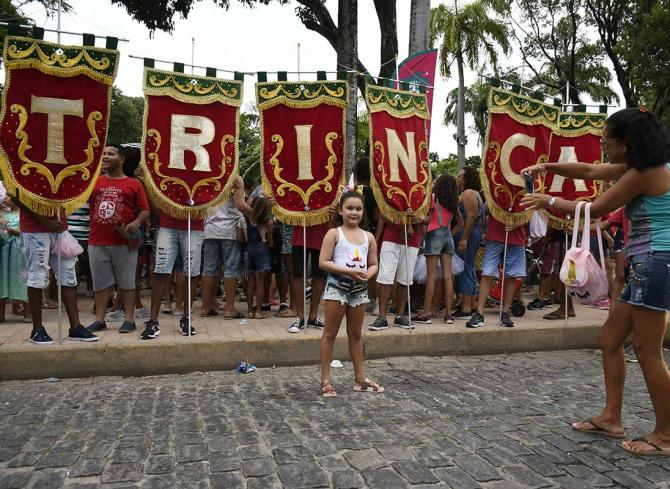 Bloco 'Trinquinha de Ás' saiu em cortejo pelas ruas do sítio histórico de Olinda 