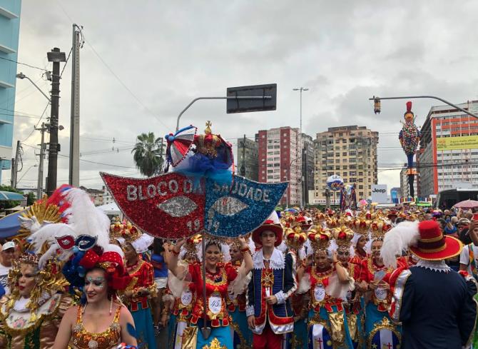 Centenas de pessoas acompanharam o bloco ao som de conhecidas marchinhas de Carnaval