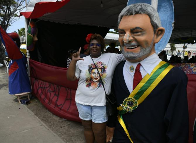 Dandara ao lado do boneco de Lula, em Olinda