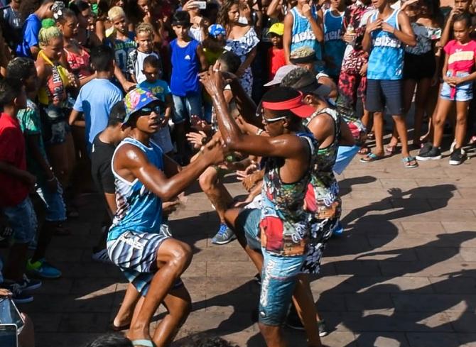 Na dança, o gingado é principalmente com os ombros, quadril e braço. Foto: Danilo Campello/LeiaJáImagens